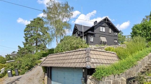 Garasje og gruset adkomst