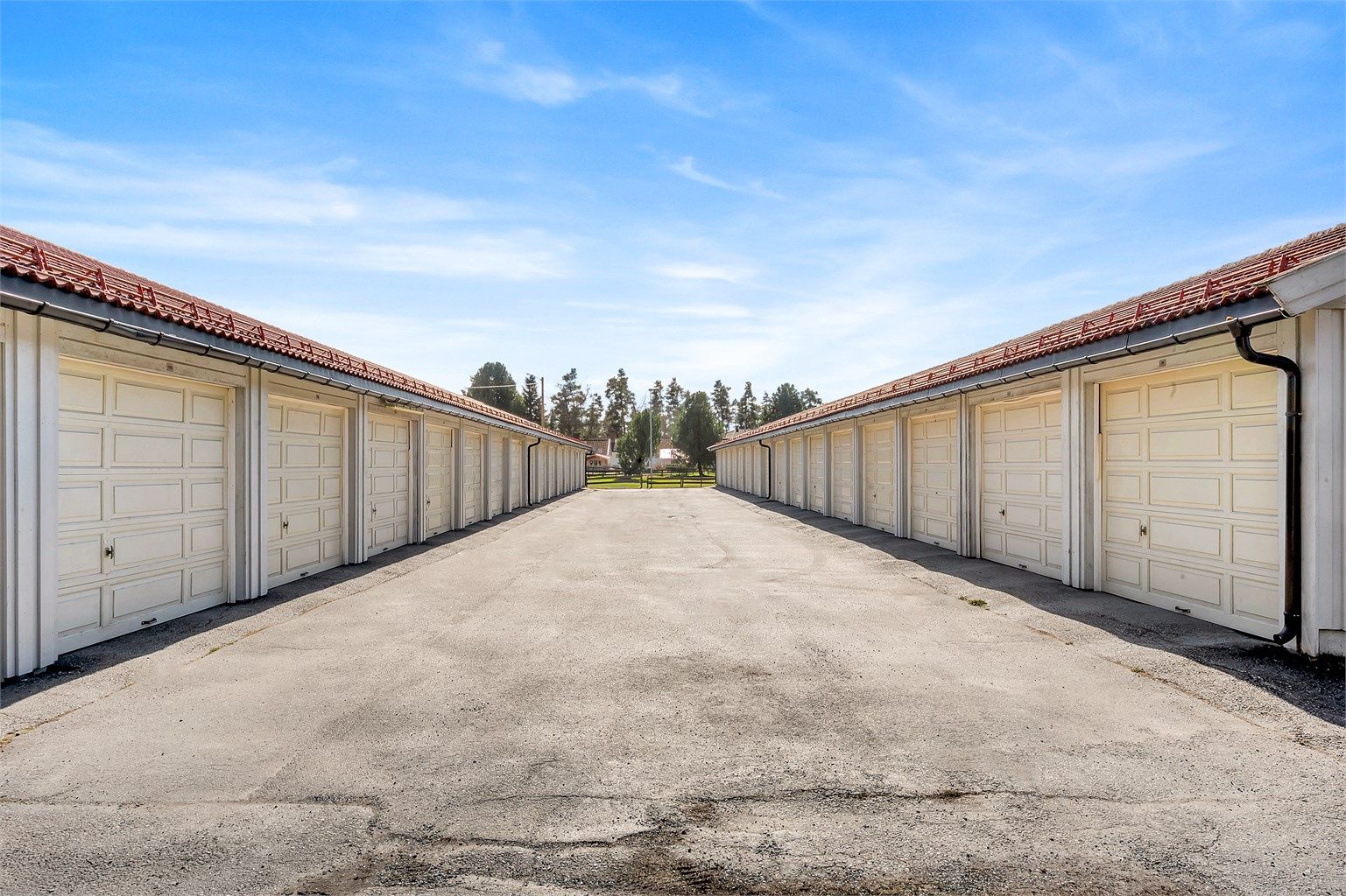 1 garasjeplass i felles rekke (ingen skriftlighet på eierforholdet).