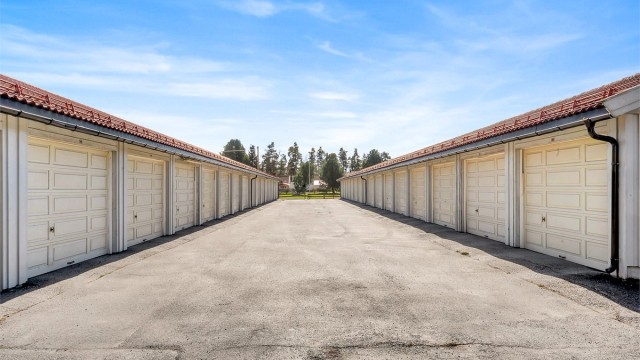 1 garasjeplass i felles rekke (ingen skriftlighet på eierforholdet).