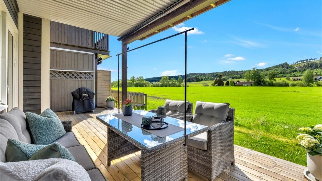 Eiendomsmegler Krogsveen v/ Andreas Christophersen ønsker deg velkommen til Bjørkelangen og denne leiligheten i Vollasvingen 37.