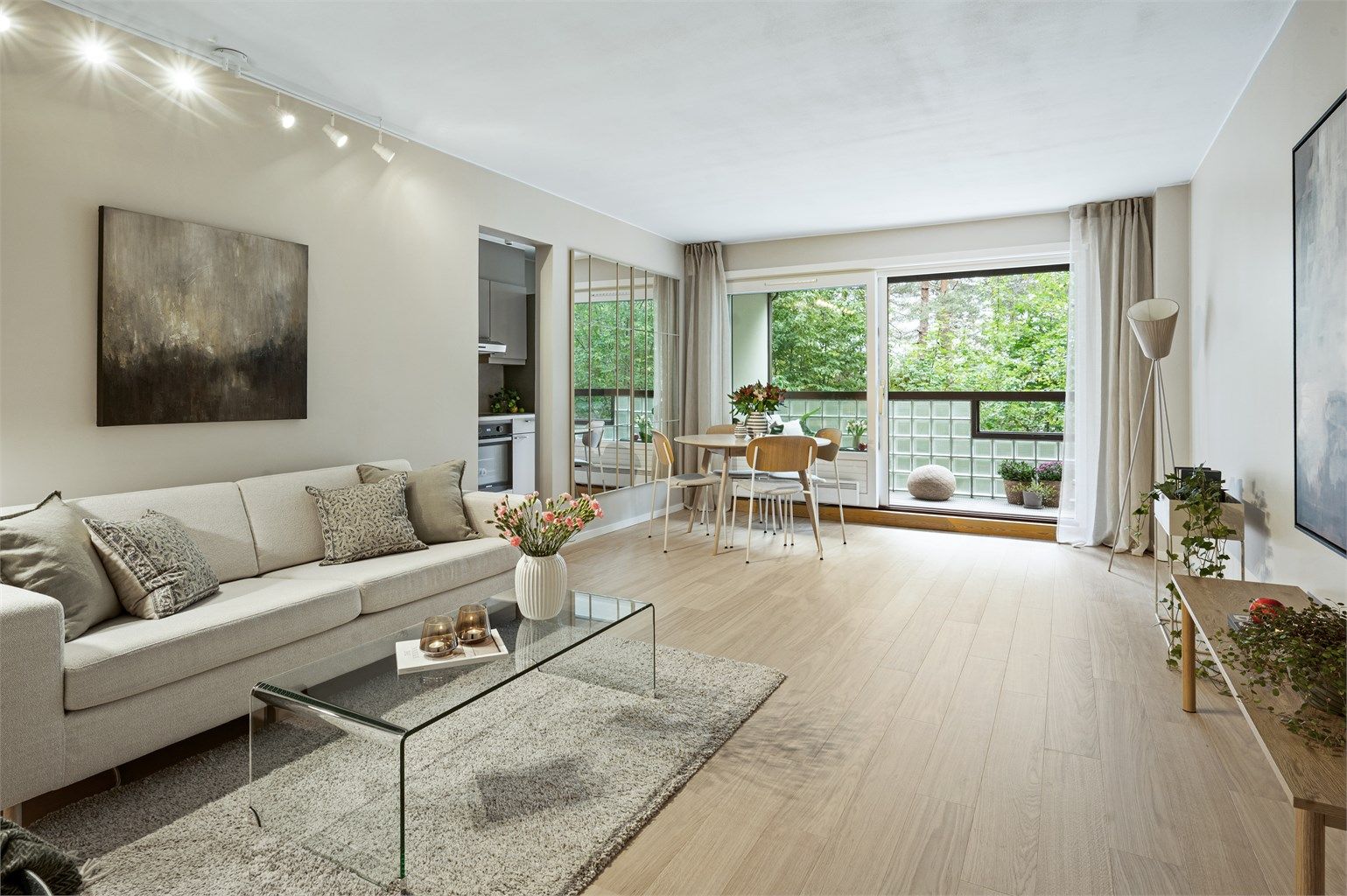 Det er store vindusflater som slipper inn rikelig med lys og skaper en lys og luftig atmosfære i stuen. 