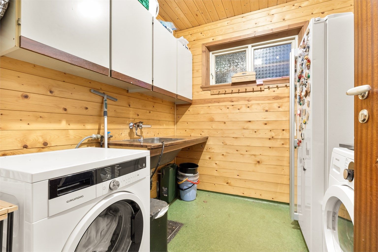 Eget vaskerom med opplegg for vaskemaskin og en varmtvannsbereder fra 2014.