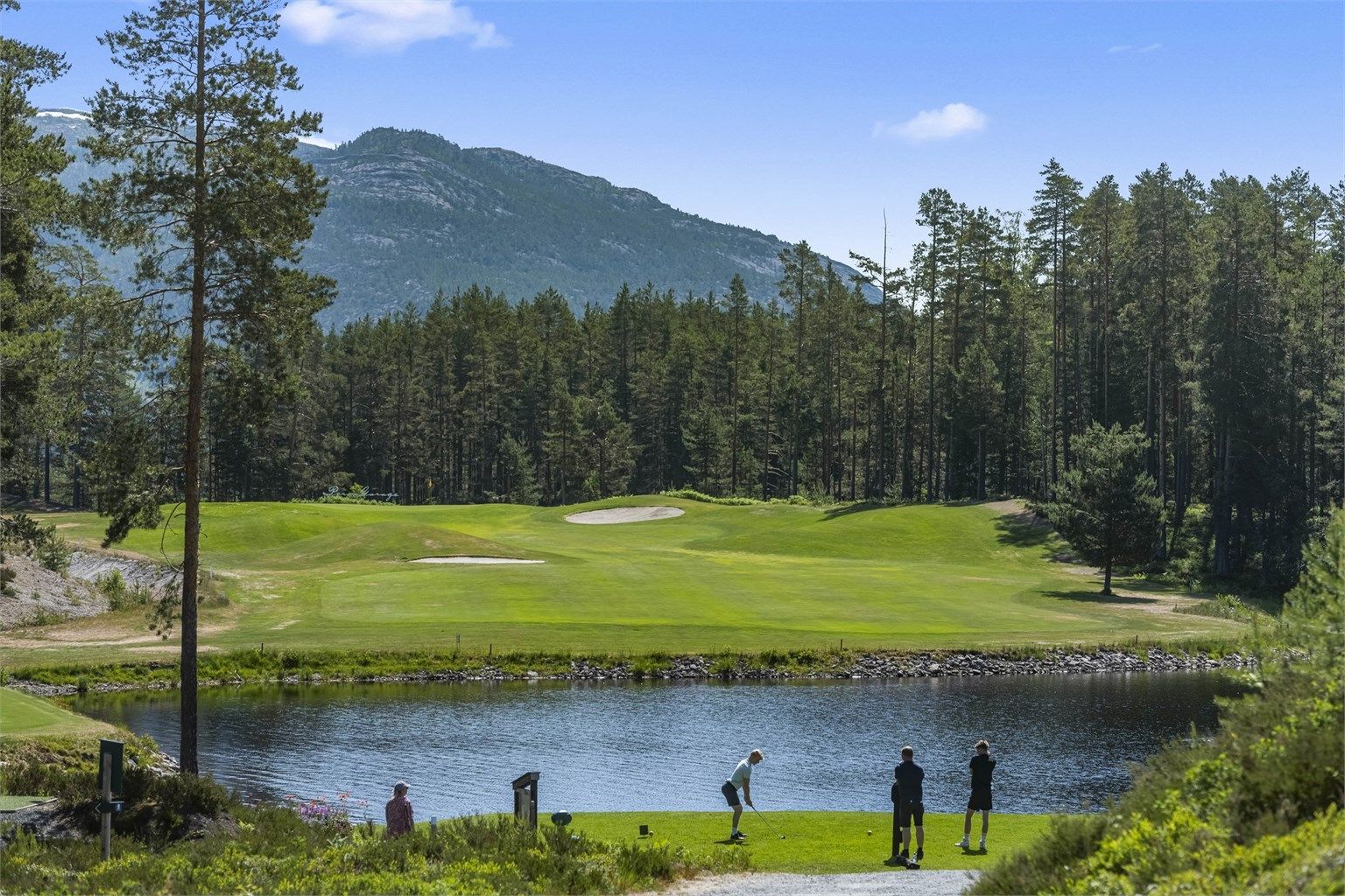 Golfbanen i vakre omgivelser