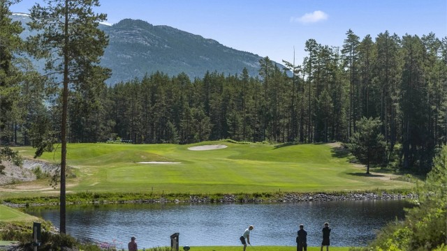 Golfbanen i vakre omgivelser