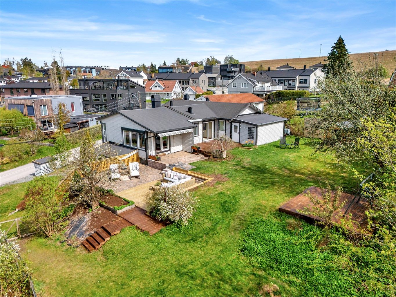 Boligen strekker seg over to plan, har en velutnyttet planløsning samt flere usjenerte uteplasser og godt utnyttet tomt. 