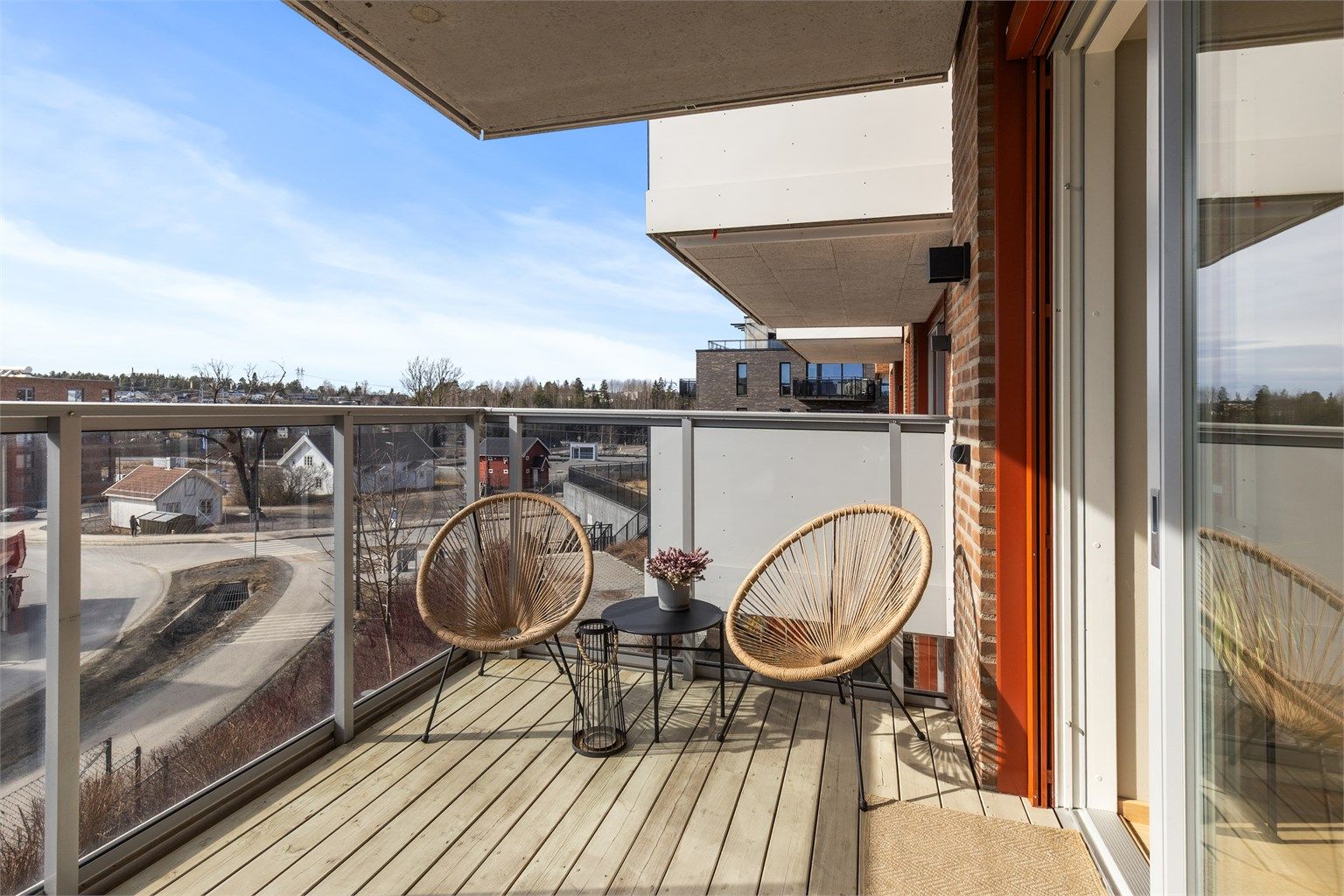 Fra stuen er det utgang til boligens balkong, med gode solforhold og plass til ønsket utemøblement.