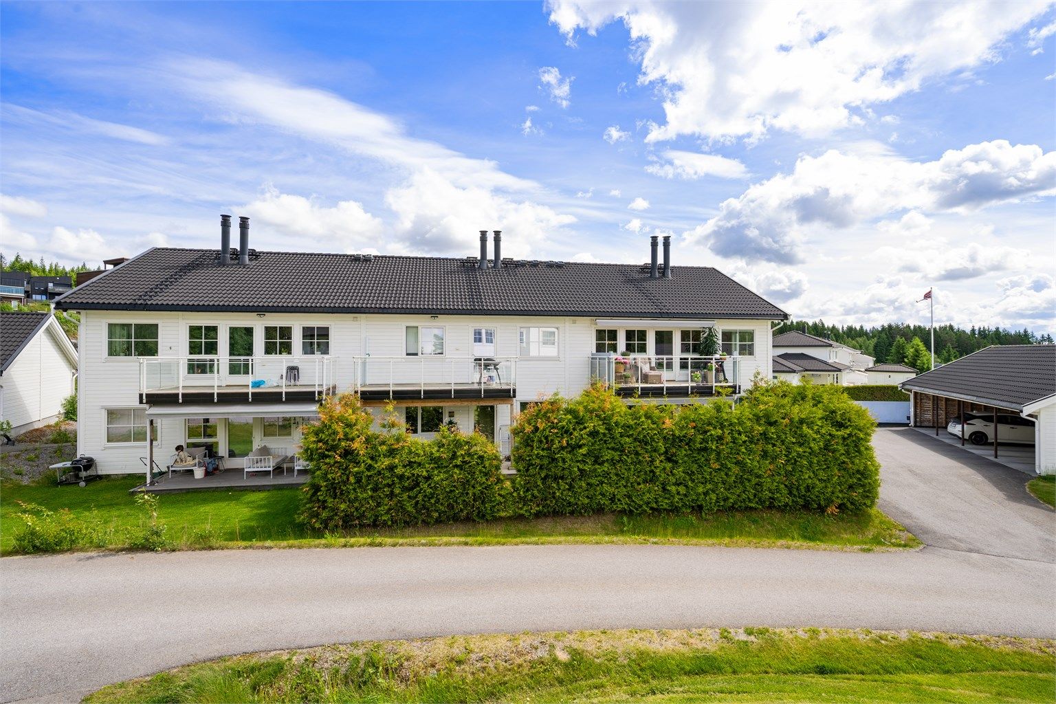 Leiligheten ligger i 2. etasje med vestvendt balkong.