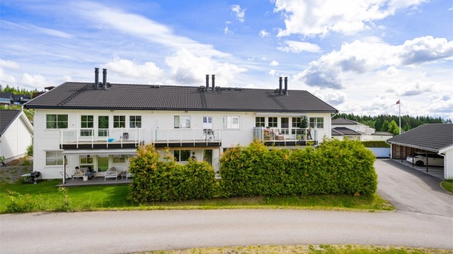 Leiligheten ligger i 2. etasje med vestvendt balkong.