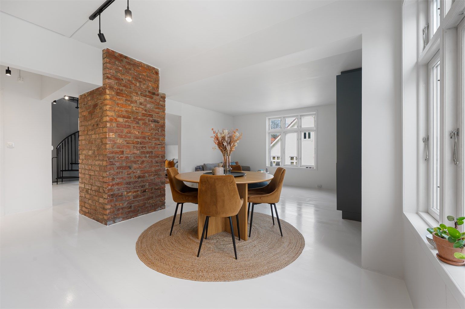 Leiligheten oppleves som både lun, åpen og herlig lys