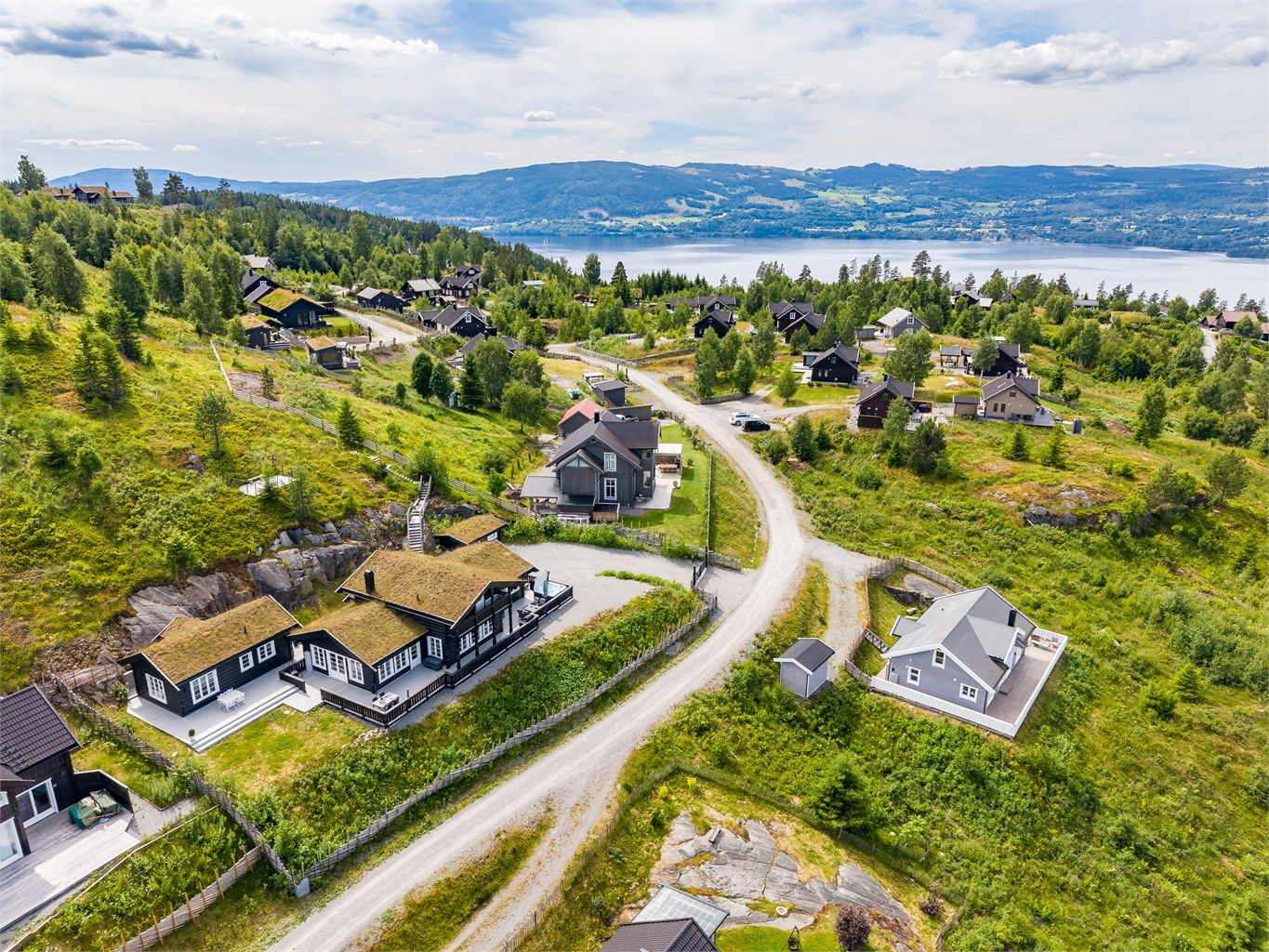 Velkommen til Fallhøgda 29! Eksklusiv fritidseiendom fra 2018 med en av Mjøslis mest attraktive beliggenheter. (Foto: Skildre v/Bjørnar Fjeldberg)