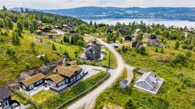 Velkommen til Fallhøgda 29! Eksklusiv fritidseiendom fra 2018 med en av Mjøslis mest attraktive beliggenheter. (Foto: Skildre v/Bjørnar Fjeldberg)