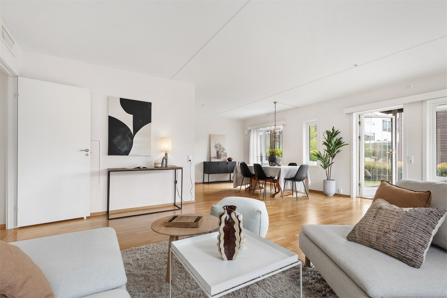 Stuen har parkett på gulv og malte vegger, og god plass til sofagruppe og spisestue