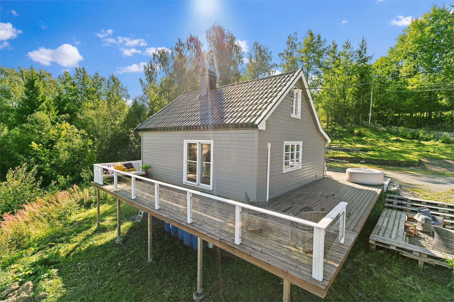 Boligen har en romslig terrasse på ca. 54 kvm som strekker seg nesten rundt hele huset. Her er det god plass til utemøbler, grill og soner for både avslapning og sosiale sammenkomster. Den store terrassen gir gode solforhold og skaper en naturlig forlenge