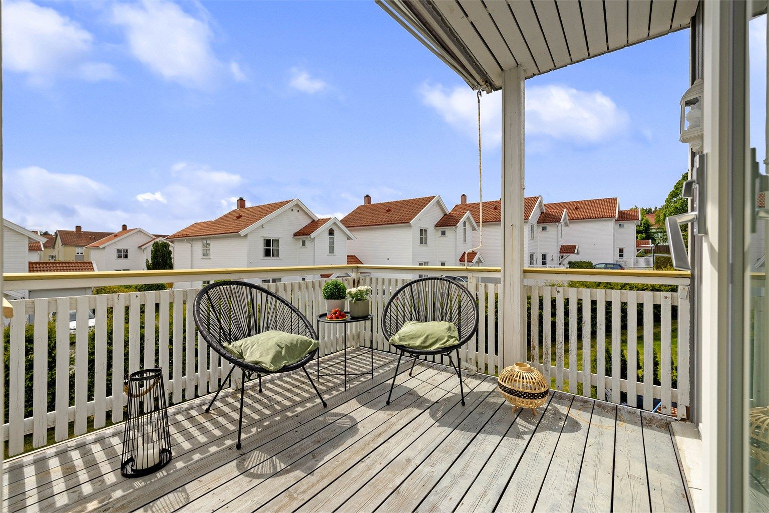 Uterom på begge sider av boligen gir tilgang til solen dagen gjennom.