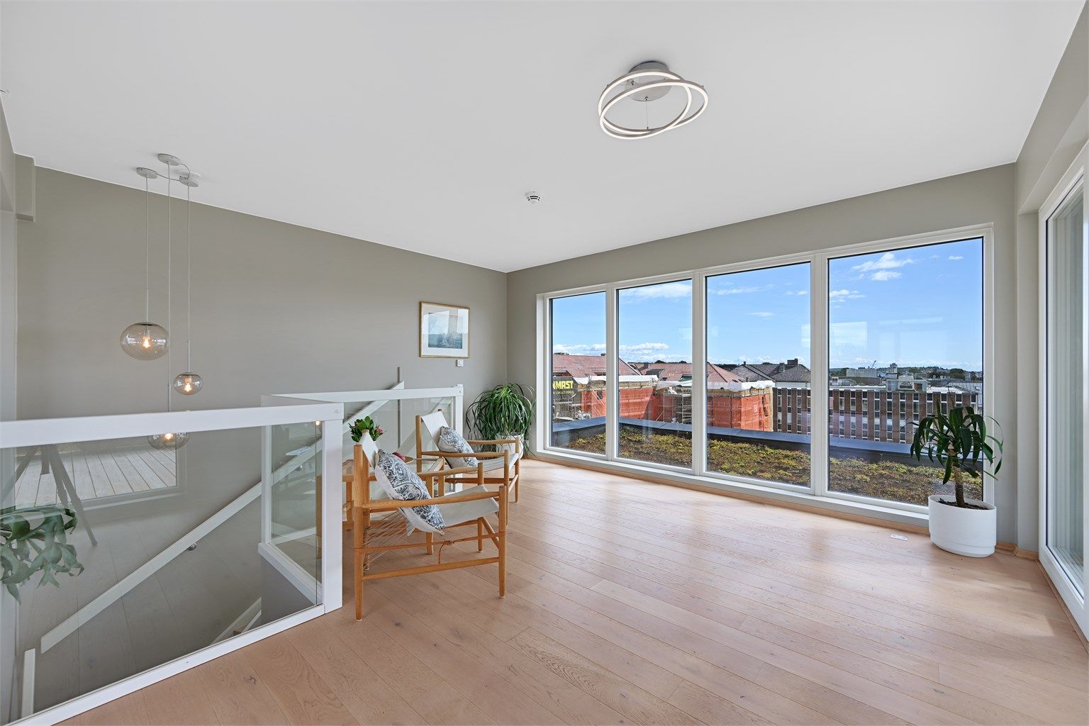 På toppen finner du en herlig loftstue/tv-stue med utgang til en unik og sjelden flott takterrasse på hele 67 kvm.