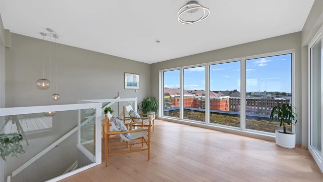 På toppen finner du en herlig loftstue/tv-stue med utgang til en unik og sjelden flott takterrasse på hele 67 kvm.