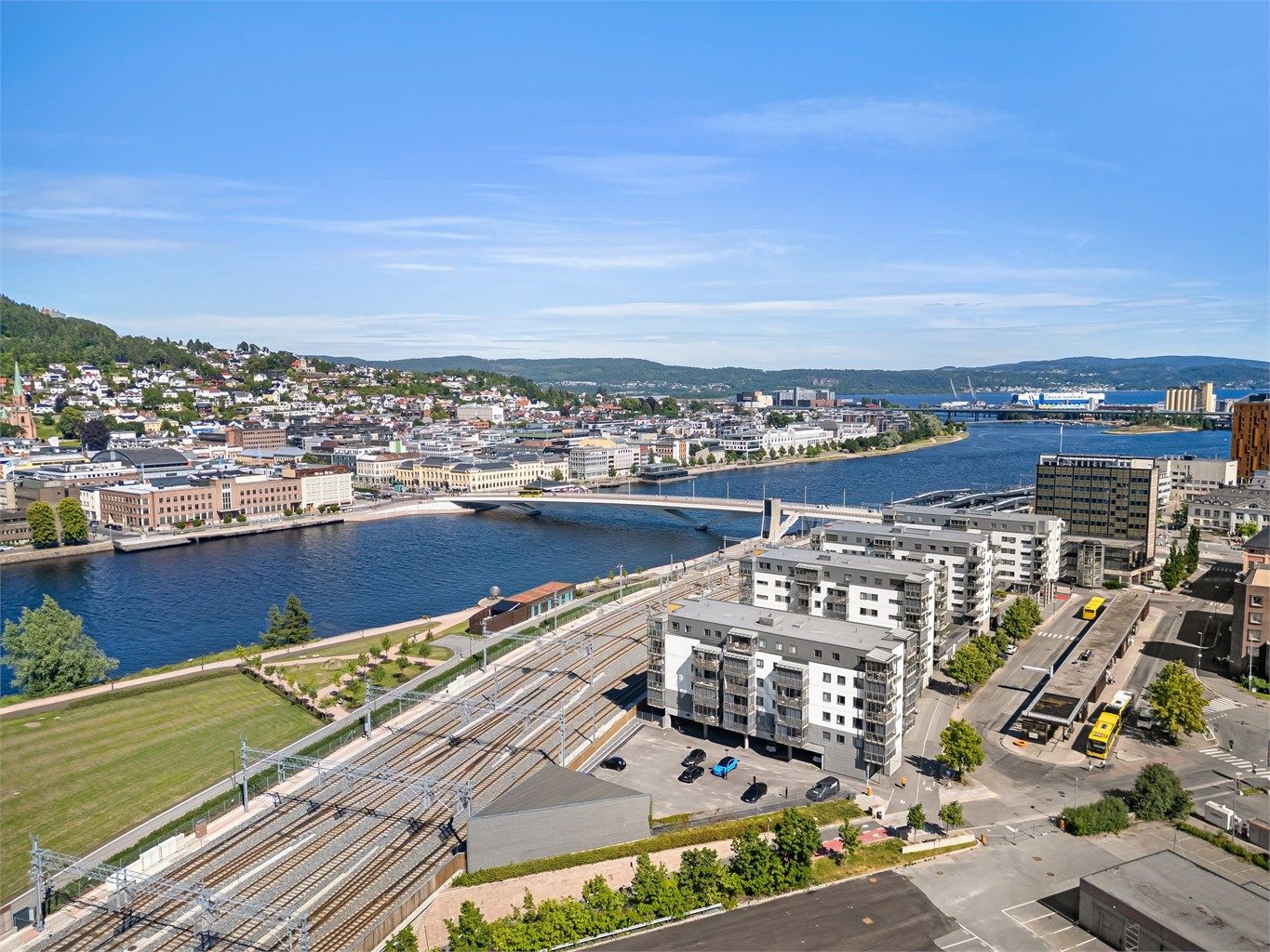 Kort vei til Bragernes og tursti opp mot Spiralen og innover i Drammensmarka. 