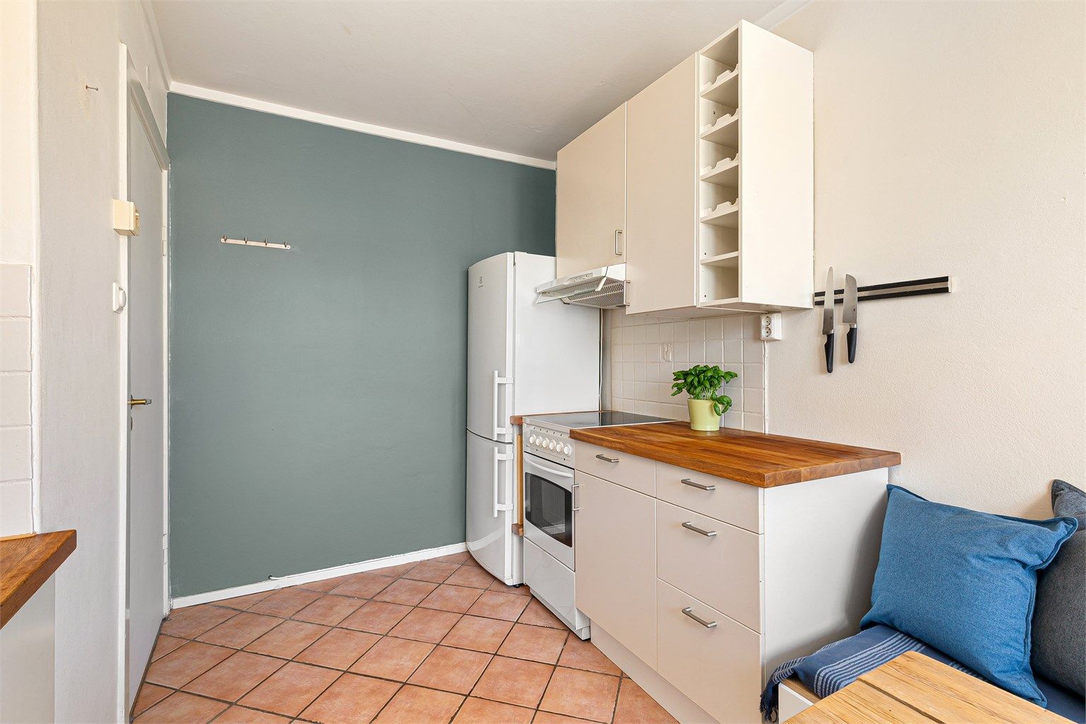 Hvitevarer som kjøl/fryseskap, komfyr og oppvaskmaskin medfølger 