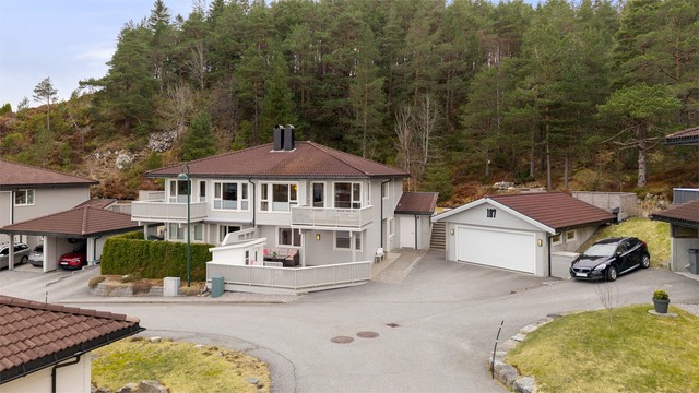 Boligen ligger i et meget barnevennlig og veletablert boligområde.