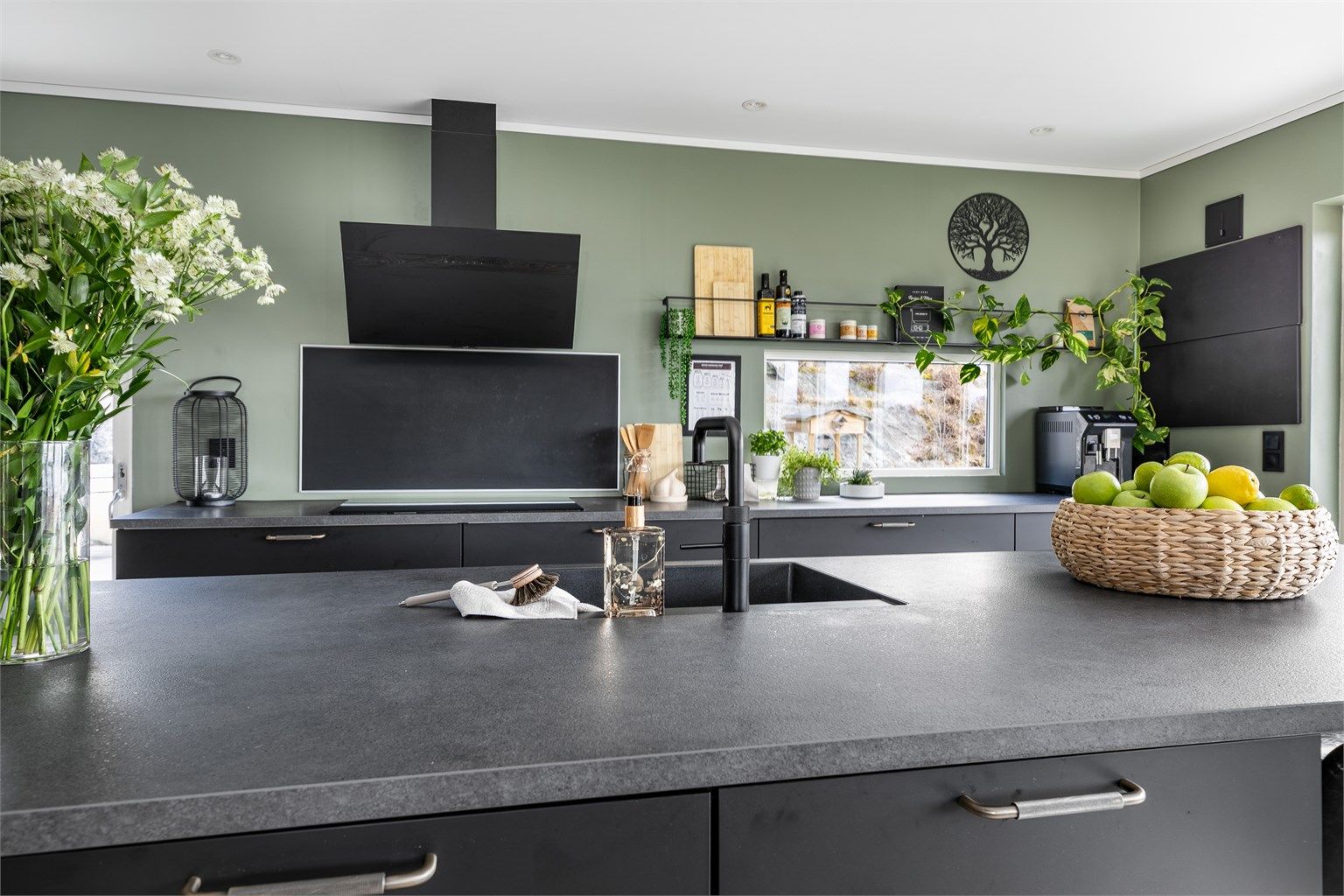 Store arbeidsflater og mange lett tilgjengelige oppbevaringsmuligheter gjør kjøkkenet meget praktisk. Rundt øyens barløsning er det sitteplass for fire-seks personer.