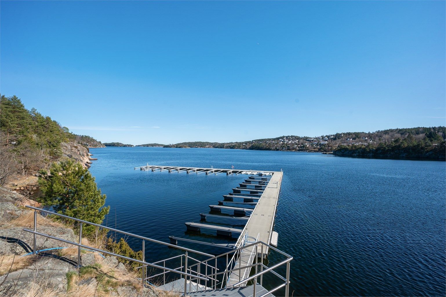 Tilhørende båtplass. Her er man en kort vei unna Risør sentrum hvor man på veien kan nyte den fantastiske skjærgården og fine svabergene
