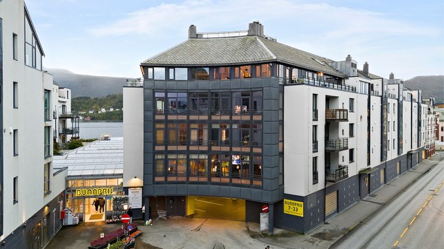 Leiligheten ligger i populære og ettertraktede "Torghallen" - noe som gir kort veg til Brosundet, dagligvarebutikker, flere av byens beste serveringssteder og mye mer!