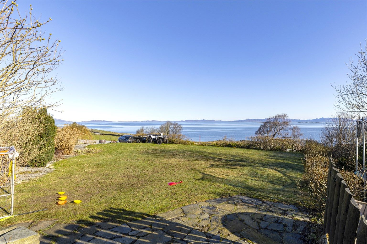 Hagen har store plenarealer som egner seg godt for lek og aktivitet.