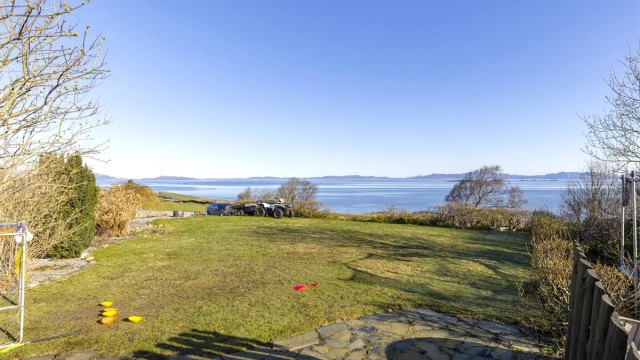 Hagen har store plenarealer som egner seg godt for lek og aktivitet.