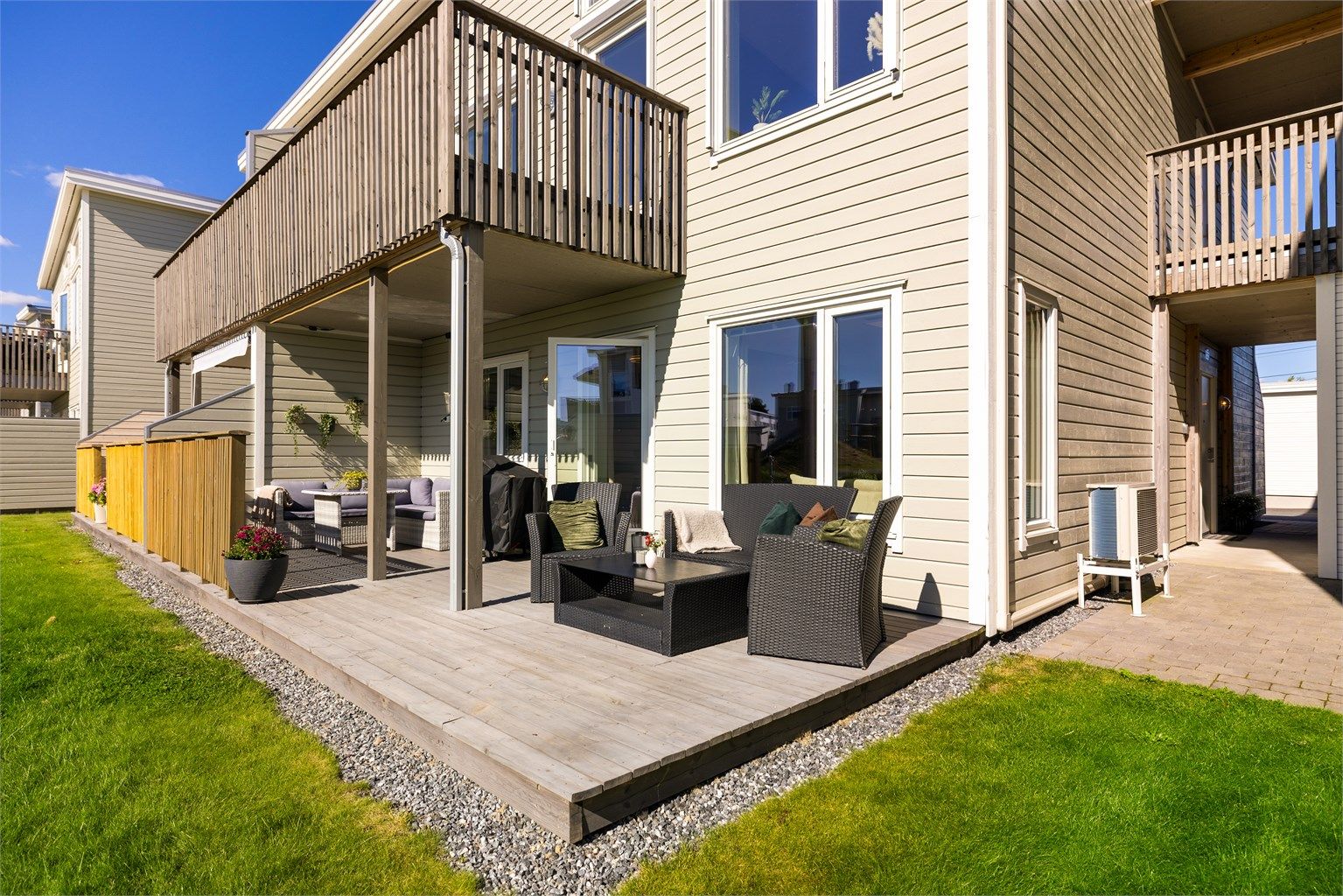 Leiligheten utgjør sydsiden av firemannsboligens første etasje og har egen terrasse på over 20 kvm. orientert i syd-vestlig retning.