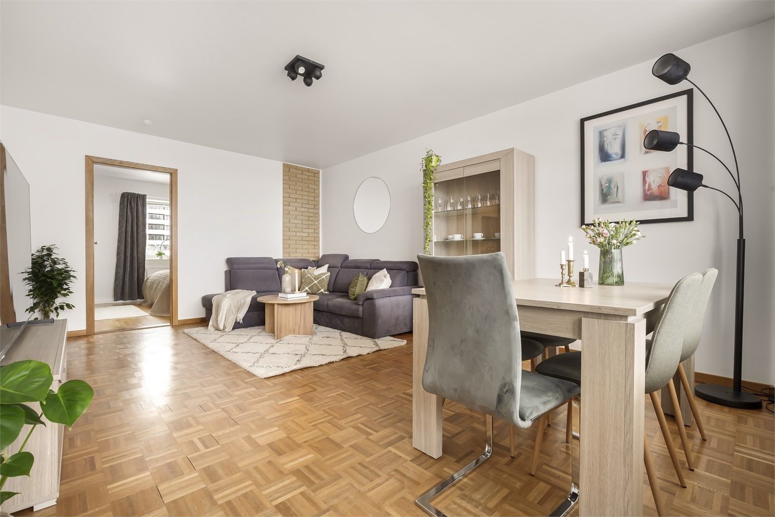 Gulvflater er belagt med parkett i de fleste oppholdsrom. Glatte, malte veggflater.