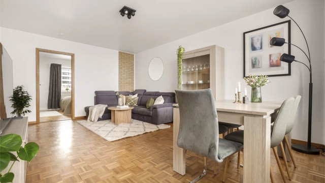 Gulvflater er belagt med parkett i de fleste oppholdsrom. Glatte, malte veggflater.