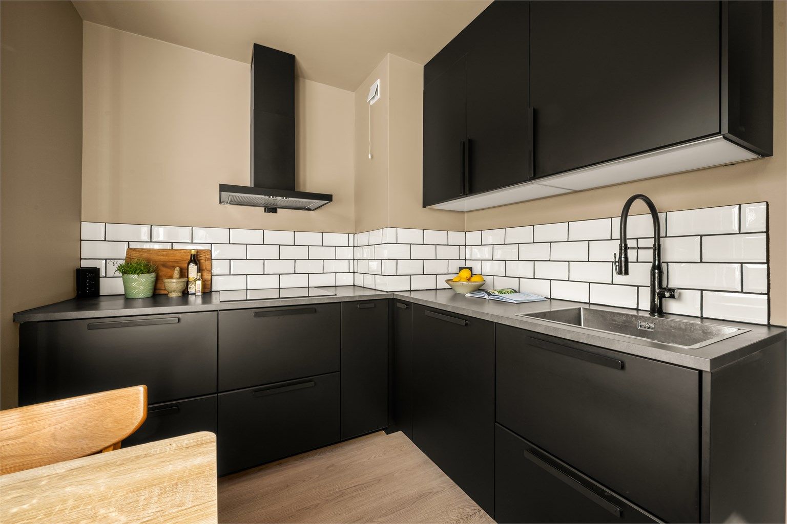 Kjøkkenet er fullt utstyrt med integrerte hvitevarer, inkludert induksjonstopp med komfyrvakt for økt sikkerhet. hvitevarene medfølger.