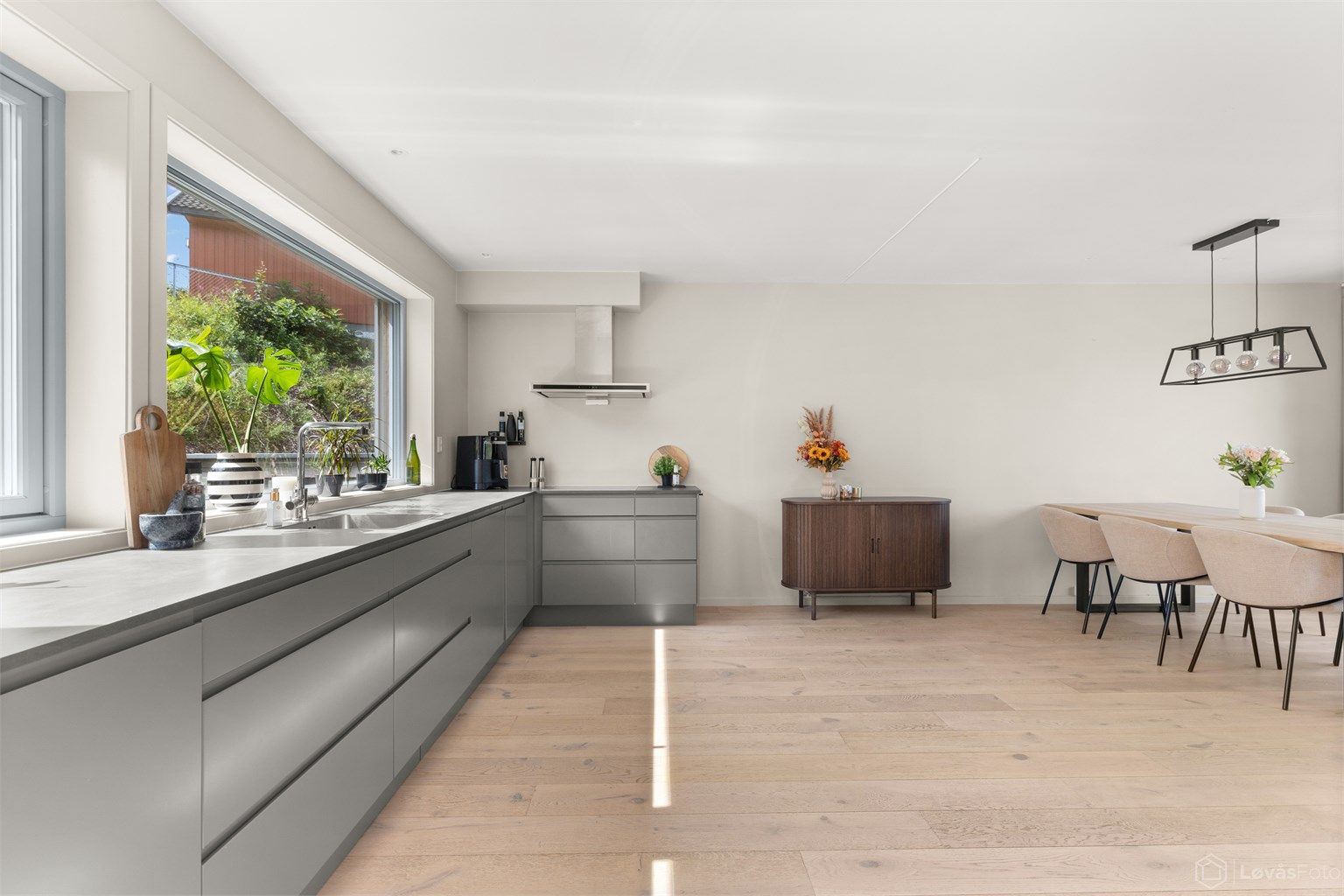 Moderne rekkehus fra 2020 med åpen kjøkkenløsning og vannbåren gulvvarme.
Foto: LøvåsFoto