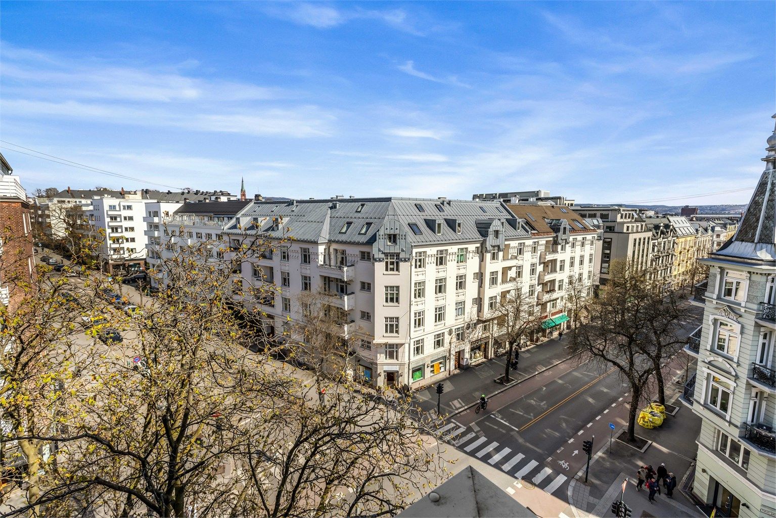 Denne lekre leiligheten ligger i et svært ettertraktet område, omringet av klassiske bygårder og alt du kan tenke deg av servicetilbud. Foto: Bjørnar Solberg.