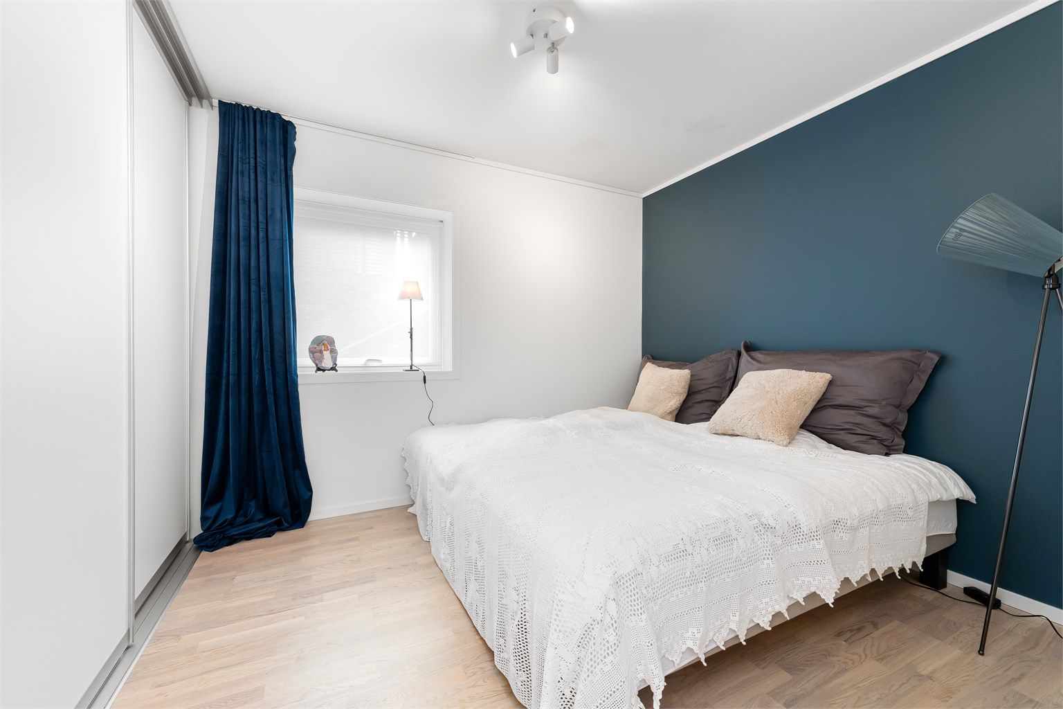 Hovedsoverommet i underetasjen har en romslig skyvedørsgarderobe.