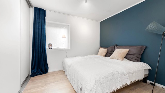 Hovedsoverommet i underetasjen har en romslig skyvedørsgarderobe.