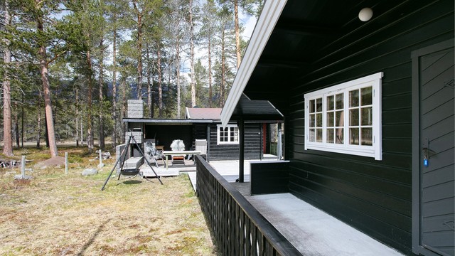 Hytta er oppført i tømmer og bindingsverk, med kledning av tømmer og liggende panel.