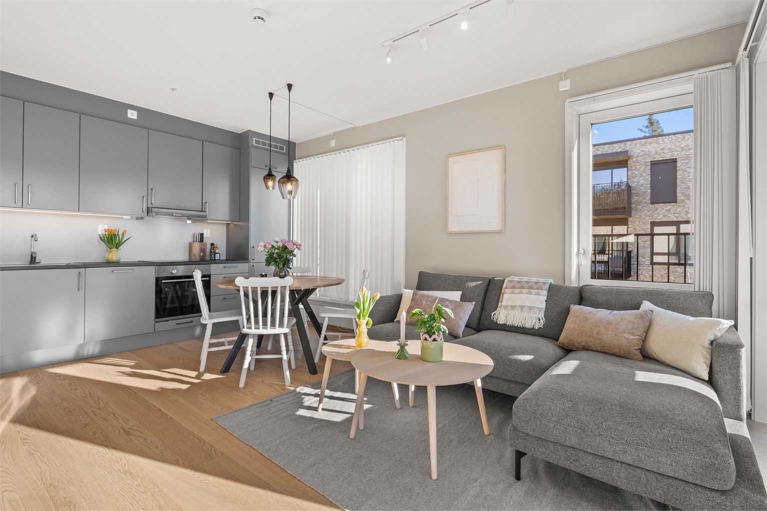 Lekker, nyere 2-roms hjørneleilighet fra 2022. Heis i bygget. Meget sentral beliggenhet. overbygget Balkong på 11 kvm. 