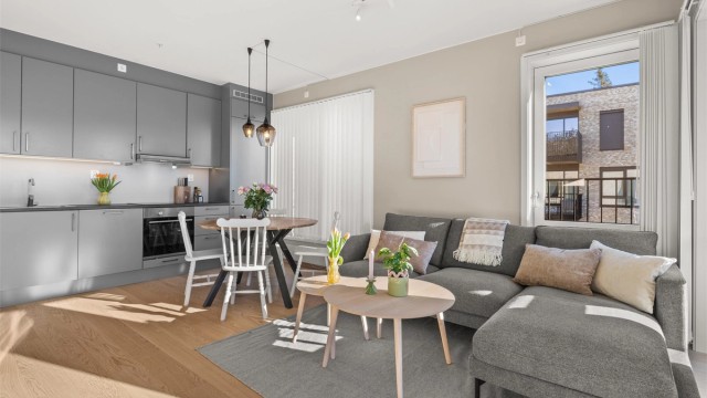 Lekker, nyere 2-roms hjørneleilighet fra 2022. Heis i bygget. Meget sentral beliggenhet. overbygget Balkong på 11 kvm.