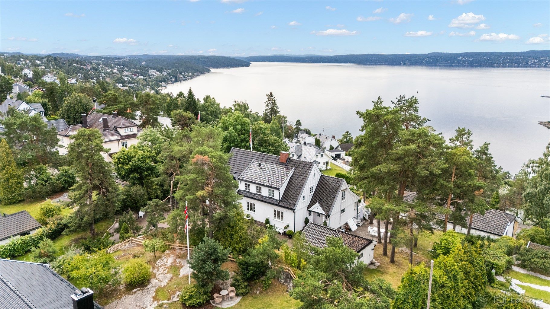 Eiendommen ligger høyt og fritt andre husrekke fra Solveien, tilbaketrukket og skjermet med flott vestvendt utsikt over fjorden