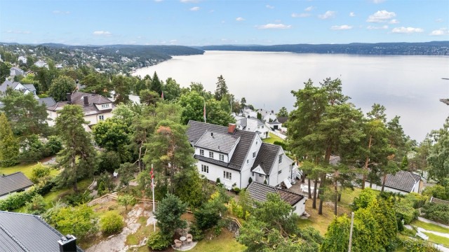 Eiendommen ligger høyt og fritt andre husrekke fra Solveien, tilbaketrukket og skjermet med flott vestvendt utsikt over fjorden