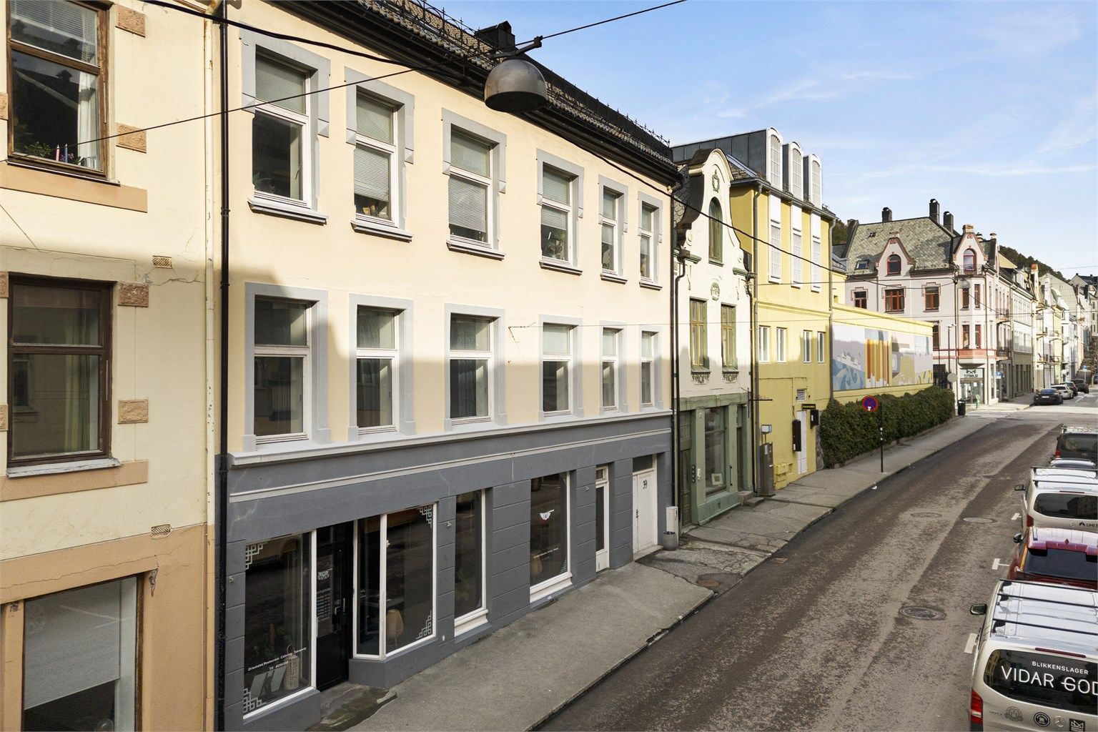 Leiligheten ligger i toppen av bygården, som ligger plassert midt i bysentrum