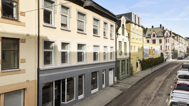 Leiligheten ligger i toppen av bygården, som ligger plassert midt i bysentrum