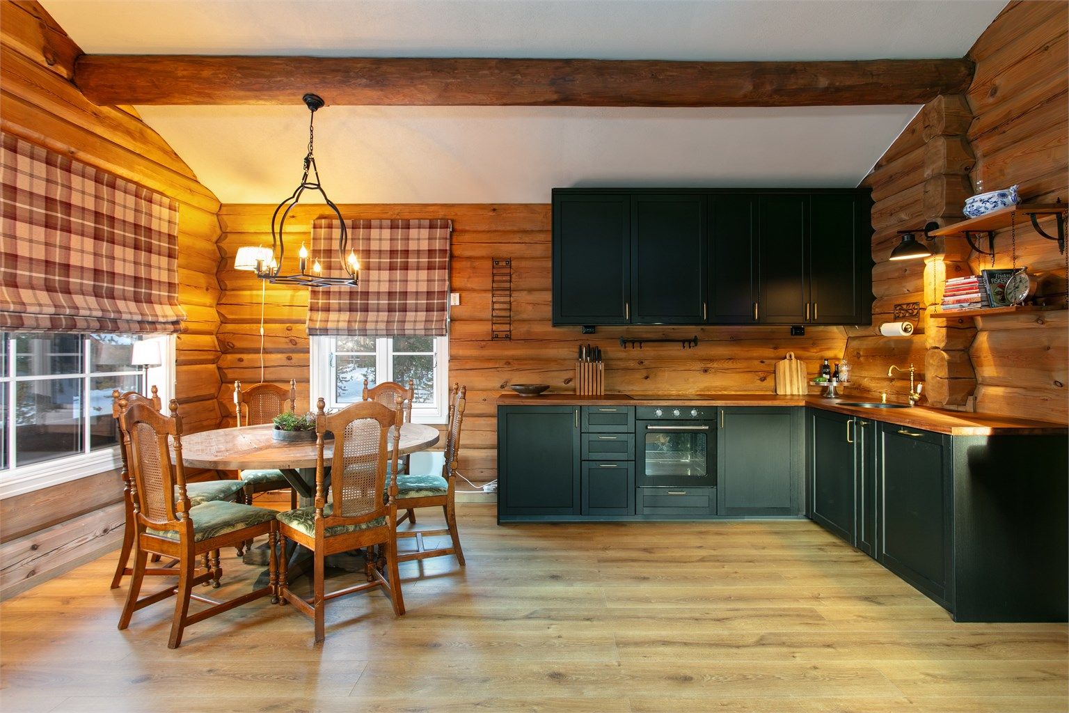 Det er god plass til romslig spisestue i tilknytning til kjøkkenet