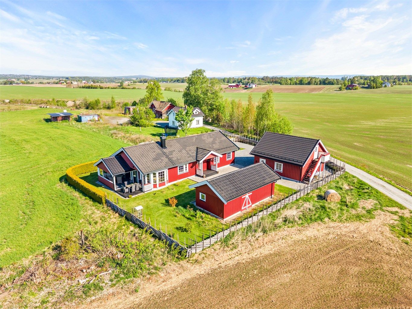 En velholdt eiendom med opparbeidet hage, gruset innkjørsel og belegningsstein på gårdsplassen. Velkommen til visning! Husk visningspåmelding og laste ned salgsoppgaven før visning.