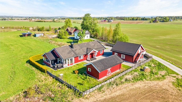 En velholdt eiendom med opparbeidet hage, gruset innkjørsel og belegningsstein på gårdsplassen. Velkommen til visning! Husk visningspåmelding og laste ned salgsoppgaven før visning.