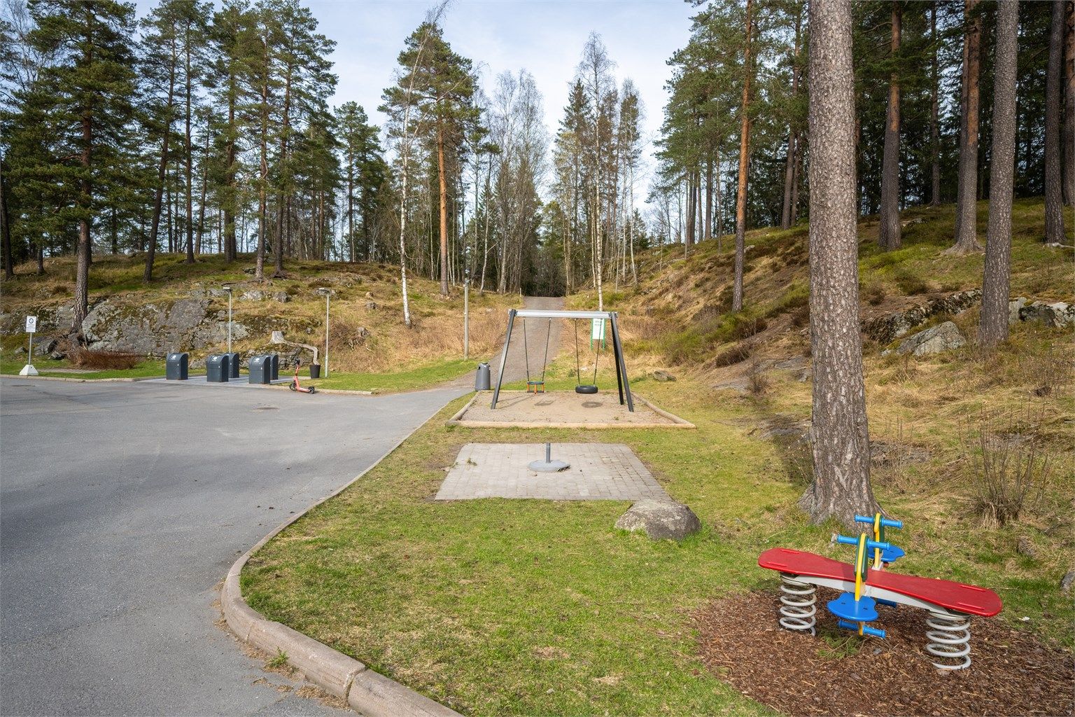 Sameiets gårdstun er flott opparbeidet med sittegrupper og samlingsplasser.