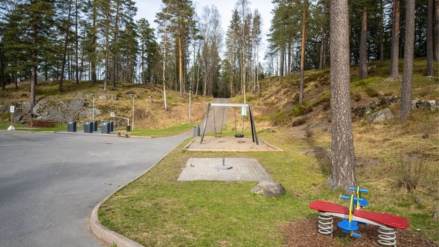 Sameiets gårdstun er flott opparbeidet med sittegrupper og samlingsplasser.