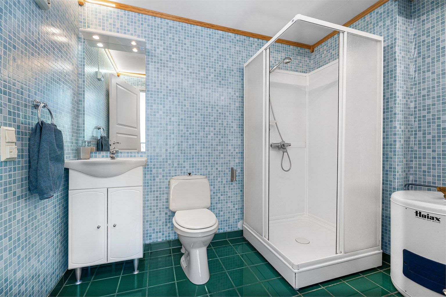 I tilknytning til soverommet finner du ett bad. Badet er opprinnelig byggemeldt som bod. Se pkt. ferdigattest for mer informasjon. 