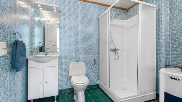 I tilknytning til soverommet finner du ett bad. Badet er opprinnelig byggemeldt som bod. Se pkt. ferdigattest for mer informasjon.